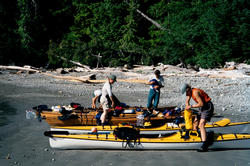 Bunsbies01_images/Buns01_503_LoadingKayaks.jpg